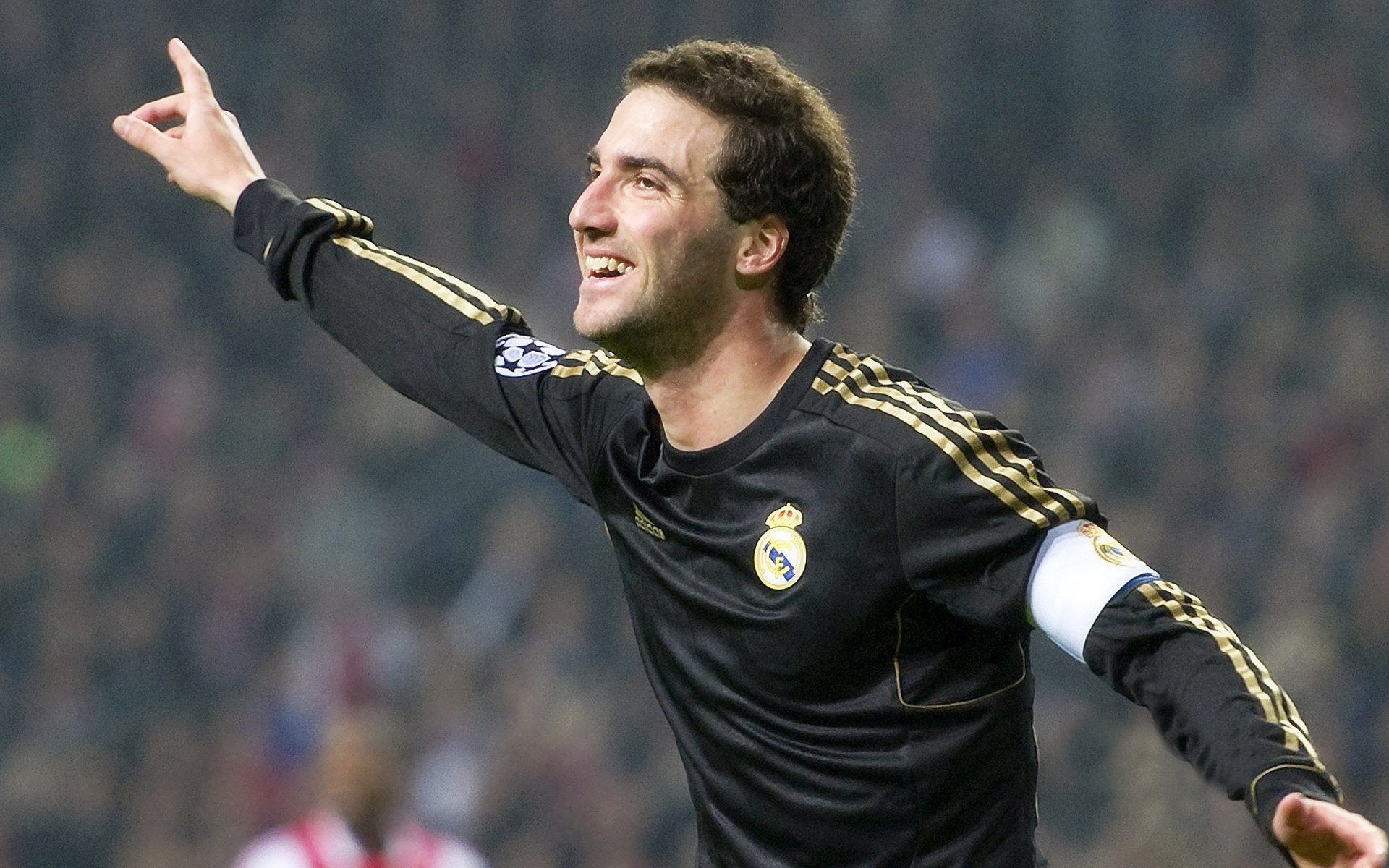 英超争冠白热化,曼城、阿森纳、利物浦三强鼎立,赛季末悬念迭起